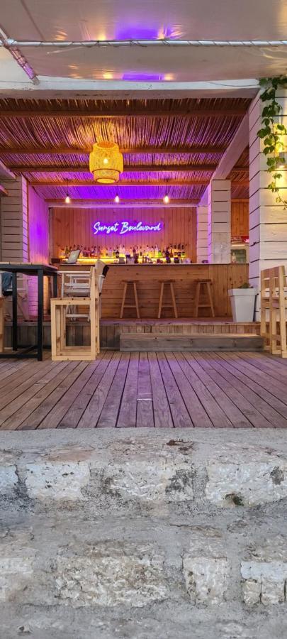 Sunset Boulevard Hotel Кепаро Экстерьер фото